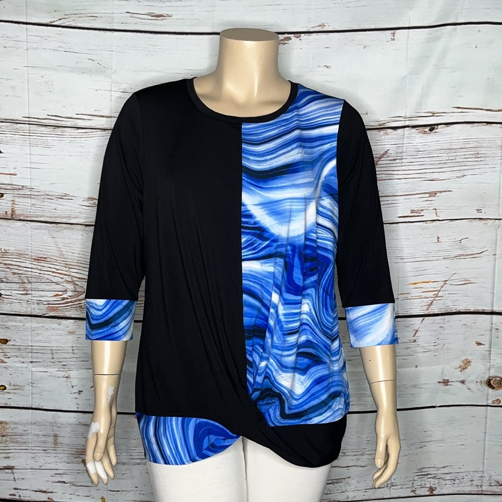 Avenue Studio NWT Size 18 Black - Blue Illusion Print Twist Hemline Blouse Top